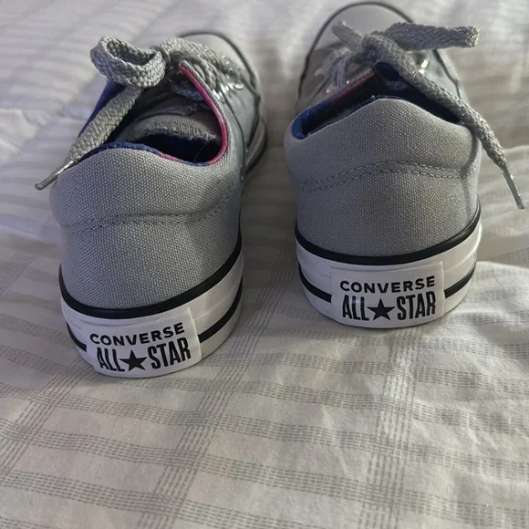 Womens sz 6 Converse low top shoes - Picture 4 of 7